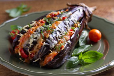 Fırında patlıcan et güveç, domates, kırmızı biber ve peynir ile doldurulmuş. Patlıcan hayranıyım