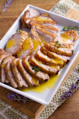 Beyaz tabakta Portakal soslu ördek göğsü. Ördek bonfile göğüs. dikey