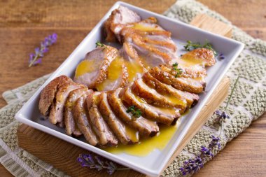 Beyaz tabakta Portakal soslu ördek göğsü. Ördek bonfile göğüs. Yatay