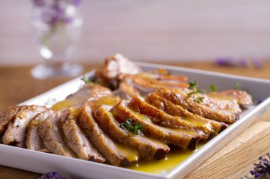 Beyaz tabakta Portakal soslu ördek göğsü. Ördek bonfile göğüs. Yatay