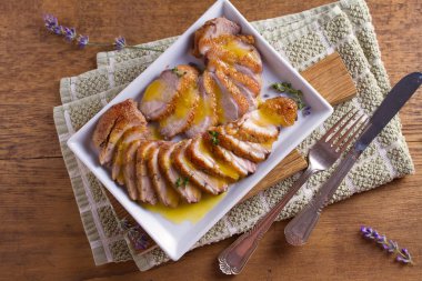 Beyaz tabakta Portakal soslu ördek göğsü. Ördek bonfile göğüs. Yatay, ek yükü