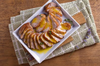 Beyaz tabakta Portakal soslu ördek göğsü. Ördek bonfile göğüs. Yatay, ek yükü