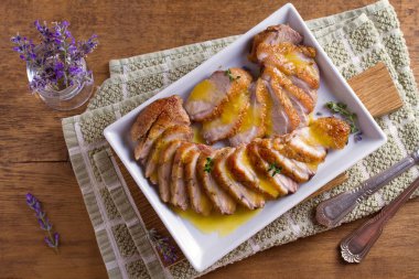 Beyaz tabakta Portakal soslu ördek göğsü. Ördek bonfile göğüs. Yatay, ek yükü