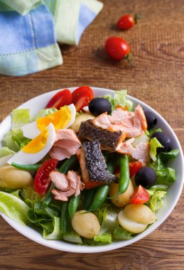 Domates, yeşil fasulye, yeni patates, zeytin ve marul salatası somon. Somon balık salatası. Salata salata