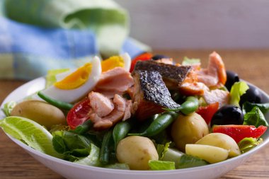 Domates, yeşil fasulye, yeni patates, zeytin ve marul salatası somon. Somon balık salatası. Salata salata