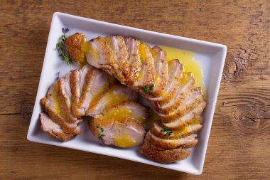 Beyaz tabakta Portakal soslu ördek göğsü. Ördek bonfile göğüs. Yatay, ek yükü