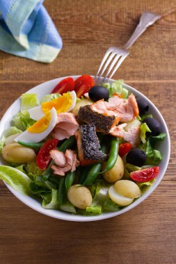 Domates, yeşil fasulye, yeni patates, zeytin ve marul salatası somon. Somon balık salatası. Salata salata