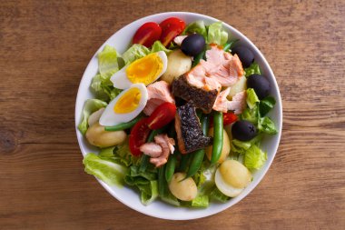 Domates, yeşil fasulye, yeni patates, zeytin ve marul salatası somon. Somon balık salatası. Salata salata. Yukarıda görmek, en iyi stüdyo vurdu 