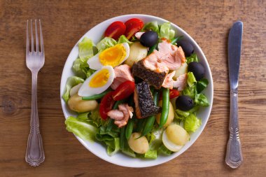 Domates, yeşil fasulye, yeni patates, zeytin ve marul salatası somon. Somon balık salatası. Salata salata. Yukarıda görmek, en iyi stüdyo vurdu 