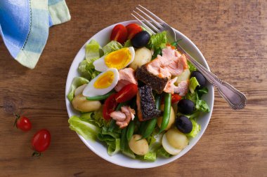 Domates, yeşil fasulye, yeni patates, zeytin ve marul salatası somon. Somon balık salatası. Salata salata. Yukarıda görmek, en iyi stüdyo vurdu 