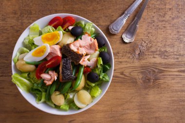 Domates, yeşil fasulye, yeni patates, zeytin ve marul salatası somon. Somon balık salatası. Salata salata. Yukarıda görmek, en iyi stüdyo vurdu 