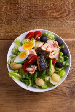 Domates, yeşil fasulye, yeni patates, zeytin ve marul salatası somon. Somon balık salatası. Salata salata. Yukarıda görmek, en iyi stüdyo vurdu 