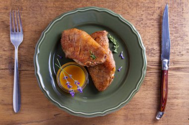 Plaka üzerinde tatlı ve baharatlı tatlı hardal soslu ördek göğsü