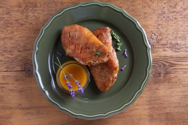 Plaka üzerinde tatlı ve baharatlı tatlı hardal soslu ördek göğsü