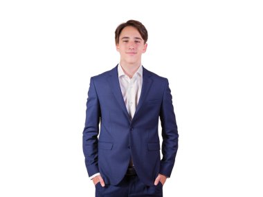 Stüdyo takım elbiseli genç üniversite öğrencisi portresi. Takım, beyaz arka plan üzerinde izole zarif genç adam portresi