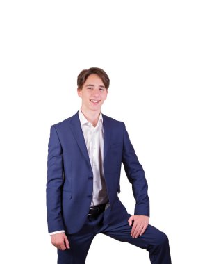 Stüdyo takım elbiseli genç üniversite öğrencisi portresi. Takım, beyaz arka plan üzerinde izole zarif genç adam portresi