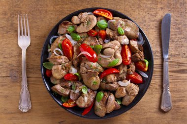 Tavuk karaciğer erik domates, soğan ve fesleğen ile