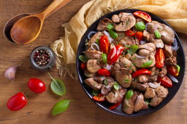 Tavuk karaciğer erik domates, soğan ve fesleğen ile