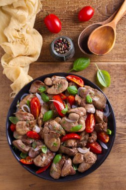 Tavuk karaciğer erik domates, soğan ve fesleğen ile