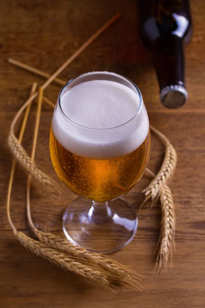 Copo Garrafa Cerveja Orelhas Cevada Mesa Madeira Ale — Fotografia de Stock
