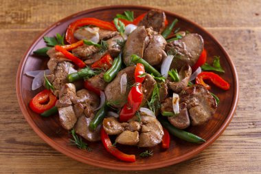 Sebzeli tavuk karaciğer: kırmızı biber, yeşil fasulye ve soğan