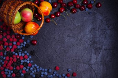Çeşitli taze yaz meyveleri. Meyve ve çilek siyah arka plan üzerine karışımı. Meyve afiş. Sağlıklı Vejetaryen yiyecekler, detoks ya da diyet kavramı, metin için yer seçimi. Üstten görünüm, ek yükü