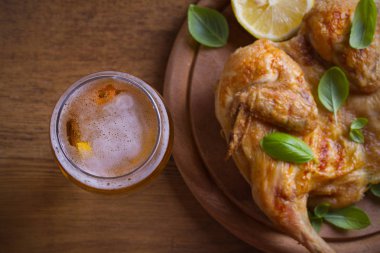 Bardak bira ve kızarmış tavuk. İyi pişmiş ve sulu tavuk gazoz için iyi bir besindir. Bira ve et. Tepegöz, yatay