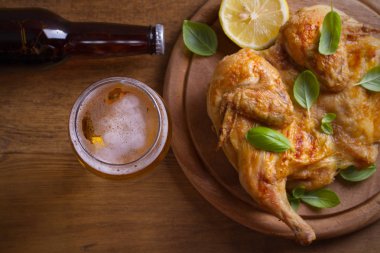 Bardak bira ve kızarmış tavuk. İyi pişmiş ve sulu tavuk gazoz için iyi bir besindir. Bira ve et. Tepegöz, yatay
