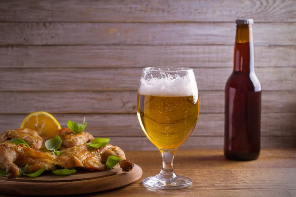 Bardak bira ve kızarmış tavuk. İyi pişmiş ve sulu tavuk gazoz için iyi bir besindir. Bira ve et. Yatay
