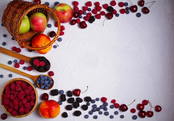 Varie Bacche Fresche Estive Mix Frutta Bacche Sfondo Bianco Bandiera — Foto Stock