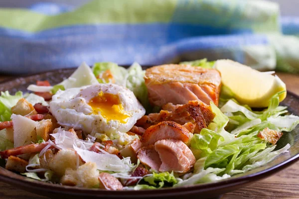 Ensalada Salmón César Filete Crujiente Salmón Frito Tocino Huevo Escalfado — Foto de Stock