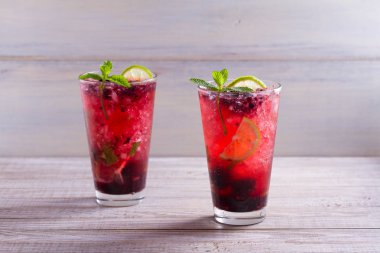 BlackBerry mojito çilek, limon ve nane ile kokteyl. Yaz berry kokteyl 