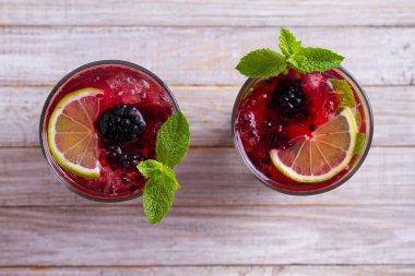 BlackBerry mojito çilek, limon ve nane ile kokteyl. Yaz berry kokteyl. Yukarıda görmek, en iyi stüdyo vurdu 