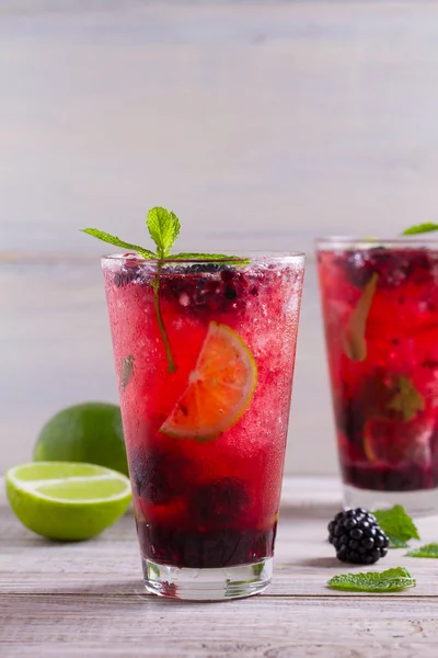 Cóctel Mojito Mora Con Bayas Lima Menta Cóctel Bayas Verano — Foto de Stock