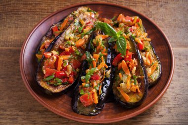 Patlıcan domates, kırmızı biber, havuç, soğan ve sarımsak ile. Patlıcan sebze ile. Tepegöz, yatay