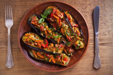 Patlıcan domates, kırmızı biber, havuç, soğan ve sarımsak ile. Patlıcan sebze ile. Tepegöz, yatay