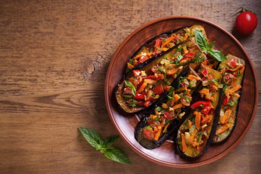 Patlıcan domates, kırmızı biber, havuç, soğan ve sarımsak ile. Patlıcan sebze ile. Tepegöz, yatay