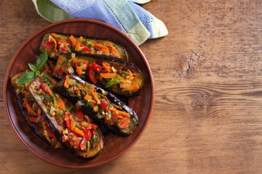 Patlıcan domates, kırmızı biber, havuç, soğan ve sarımsak ile. Patlıcan sebze ile. Tepegöz, yatay