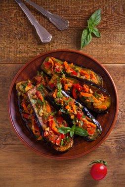 Patlıcan domates, kırmızı biber, havuç, soğan ve sarımsak ile. Patlıcan sebze ile. Tepegöz, yatay