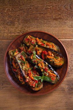 Patlıcan domates, kırmızı biber, havuç, soğan ve sarımsak ile. Patlıcan sebze ile. Tepegöz, yatay