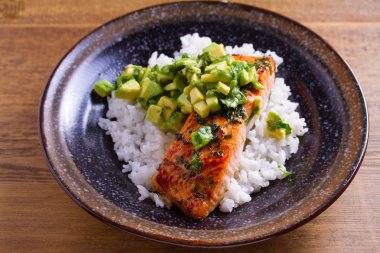 Avokado somon tabağı. Somon fileto bal, kireç, kişniş sır ve taze kişniş avokado kavrulmuş. Balık biftek