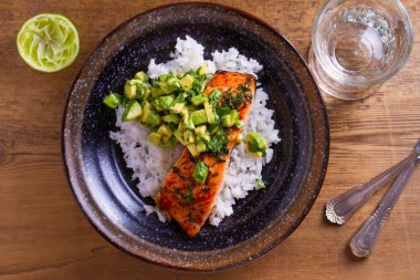 Avokado somon tabağı. Somon fileto bal, kireç, kişniş sır ve taze kişniş avokado kavrulmuş. Balık biftek. Yukarıda görmek, en iyi stüdyo vurdu 