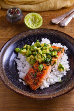 Avokado somon tabağı. Somon fileto bal, kireç, kişniş sır ve taze kişniş avokado kavrulmuş. Balık biftek