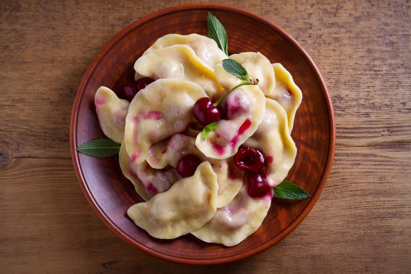 Kiraz Ile Mantı Pierogi Varenyky Vareniki Pyrohy Köfte Berry Dolgu — Stok fotoğraf