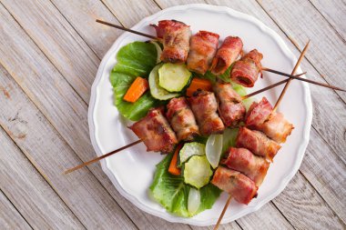 Tavuk ciğer şiş üzerinde pastırma ile sarılmış. Sebzeli ızgara karaciğer kebap. Yukarıda görmek, en iyi stüdyo vurdu 