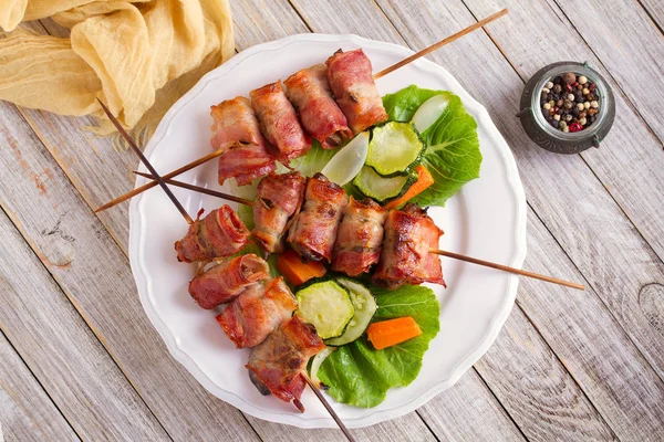 Kippenlever Omwikkeld Met Spek Barbecuepinnen Gegrilde Lever Kebab Met Groenten — Stockfoto