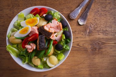 Salata salata somon. Domates, yeşil fasulye, yeni patates, zeytin ve marul salatası somon. Tepegöz, yatay 