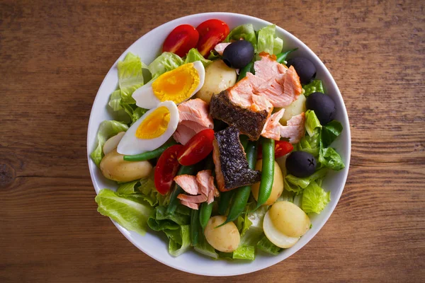 Insalata Nicoise Con Salmone Pomodoro Fagiolini Patate Novelle Olive Insalata — Foto Stock