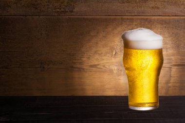 Bardak bira boşaltmak metin için ahşap zemin üzerine