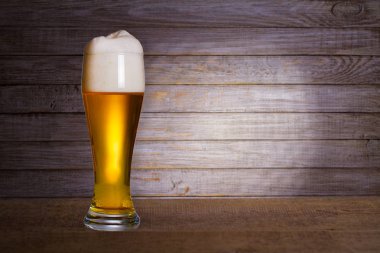 Bardak bira boşaltmak metin için ahşap zemin üzerine